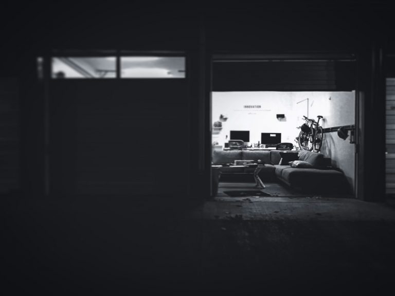 dev indie sukses studio besar gagal industri game